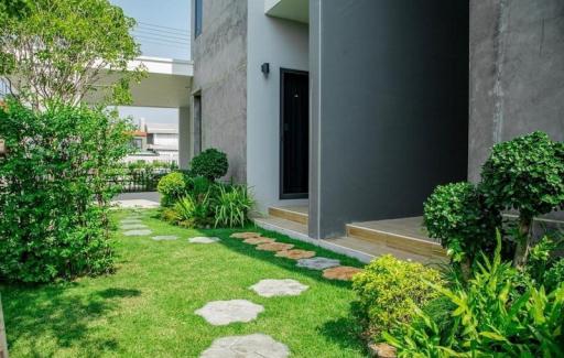 For Sale Pathum Thani Semi-Detached House Living Loft Lamlukka-Khlong 9 Lam Luk Ka