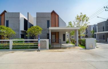 For Sale Pathum Thani Semi-Detached House Living Loft Lamlukka-Khlong 9 Lam Luk Ka