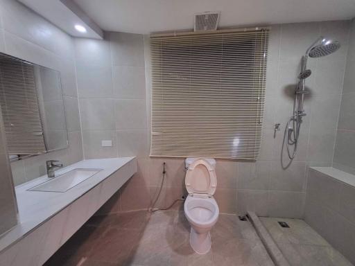 4 bed Condo in Moon Tower Khlong Tan Nuea Sub District C020733