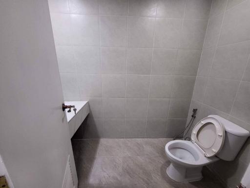 4 ห้องนอน, 4 ห้องน้ำ คอนโด ราคา ฿ 85,000/เดือน