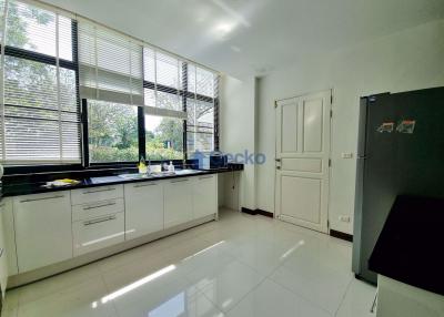 3 Bedrooms House in Horseshoe Point, The Village East Pattaya H010323