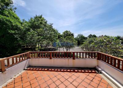 3 Bedrooms House in Horseshoe Point, The Village East Pattaya H010323