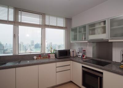 3 bed Condo in Millennium Residence Khlongtoei Sub District C020752