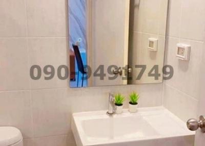 Modern bathroom with mirrored cabinet and white fixtures