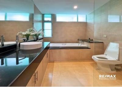 Pet-Friendly 2-Bedroom Apartment  Prime Sukhumvit 31 Location near Shopping & Healthcare