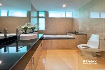 Pet-Friendly 2-Bedroom Apartment | Prime Sukhumvit 31 Location near Shopping & Healthcare - 920071001-12510