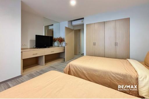 Pet-Friendly 2-Bedroom Apartment  Prime Sukhumvit 31 Location near Shopping & Healthcare