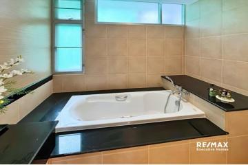 Pet-Friendly 2-Bedroom Apartment  Prime Sukhumvit 31 Location near Shopping & Healthcare