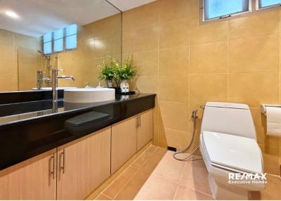 Pet-Friendly 2-Bedroom Apartment  Prime Sukhumvit 31 Location near Shopping & Healthcare