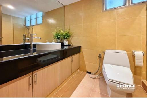 Pet-Friendly 2-Bedroom Apartment  Prime Sukhumvit 31 Location near Shopping & Healthcare