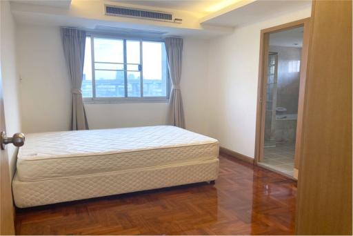 Pet-Friendly 5-Bedroom Spacious Unit with Balcony in Sathorn, Near MRT Lumpini