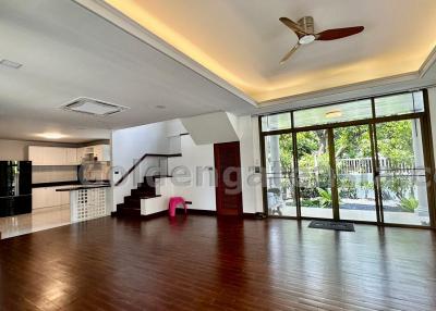 3-Bedrooms Single House with garden in secure compound - Phrakanong BTS