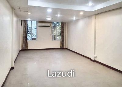 Commercial building for rent in Phrakhanong
