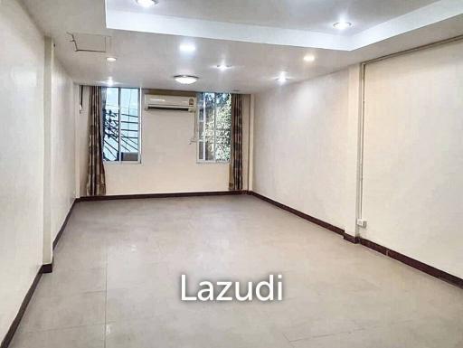 Commercial building for rent in Phrakhanong