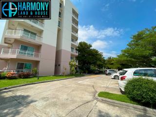 Well-maintained apartment complex with parking space