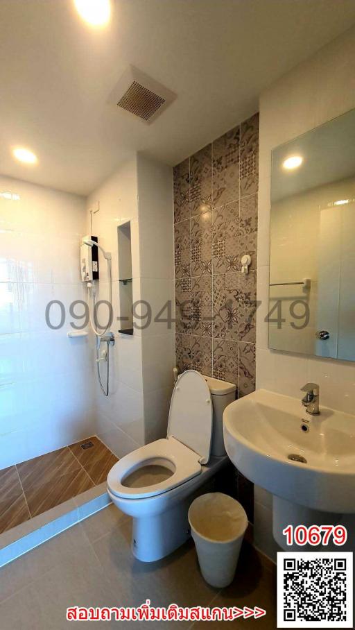 Modern bathroom with decorative tiles and white fixtures