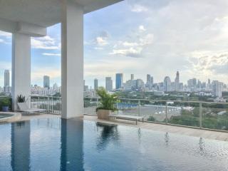 2-bedroom spacious and quiet condo for sale close to BTS Nana