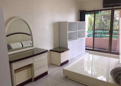 2 bed Condo in Srivara Mansion Din Daeng District C020760