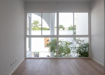 Modern Minimalist 3-Story Townhouse For Sale