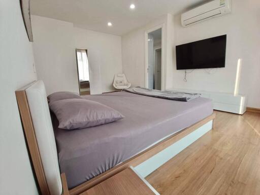 Gorgeous 2 Bedroom Condominium in Nimman For Sale