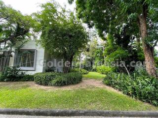 House with Garden and Private Pool - Petchaburi Road. Easy access to Thong Lo and Ekkamai.