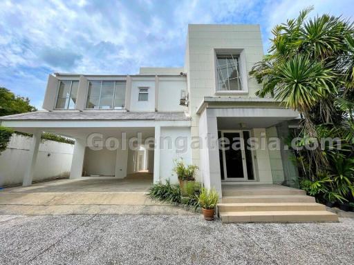 House with Garden and Private Pool - Petchaburi Road. Easy access to Thong Lo and Ekkamai.