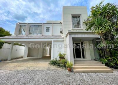House with Garden and Private Pool - Petchaburi Road. Easy access to Thong Lo and Ekkamai.