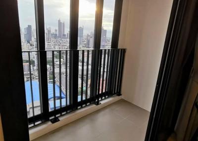 Compact balcony with city view and ample natural light