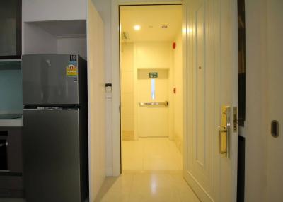 Entrance area with refrigerator and access to other rooms