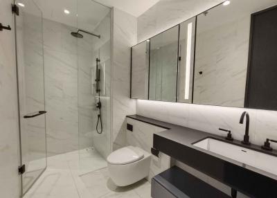 Modern bathroom with a walk-in shower and marble tiles
