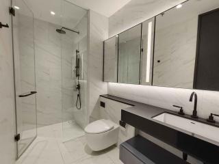 Modern bathroom with a walk-in shower and marble tiles