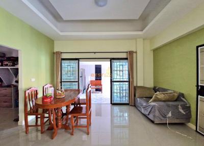 3 Bedrooms Villa / Single House in Rattanakorn Village 17 East Pattaya H011562