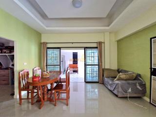 3 Bedrooms Villa / Single House in Rattanakorn Village 17 East Pattaya H011562