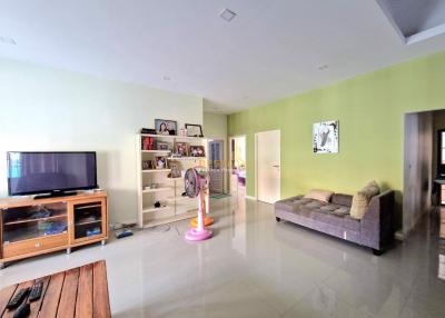 3 Bedrooms Villa / Single House in Rattanakorn Village 17 East Pattaya H011562