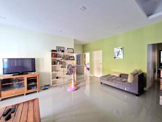 3 Bedrooms Villa / Single House in Rattanakorn Village 17 East Pattaya H011562