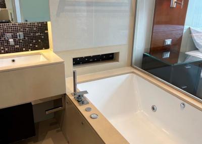 Modern bathroom with bathtub and mosaic tile backsplash