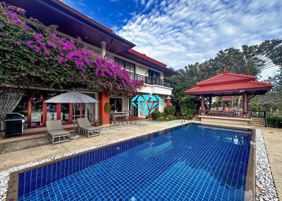 Luxury house with pool and garden