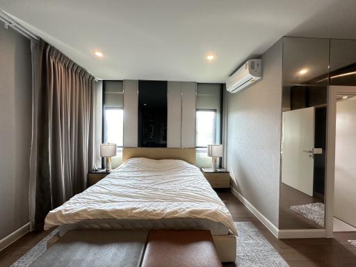 Cozy modern bedroom with ensuite bathroom