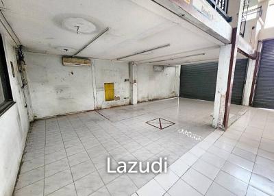 Commercial building for rent in Bangna