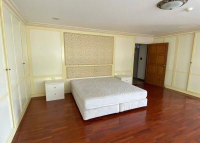 2-BR Apt. near MRT Sukhumvit