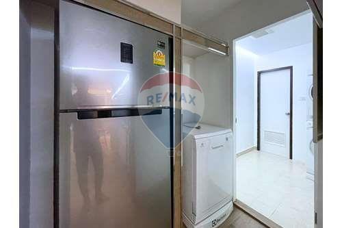 Modern fully furnished home close to Phrom Phong BTS.