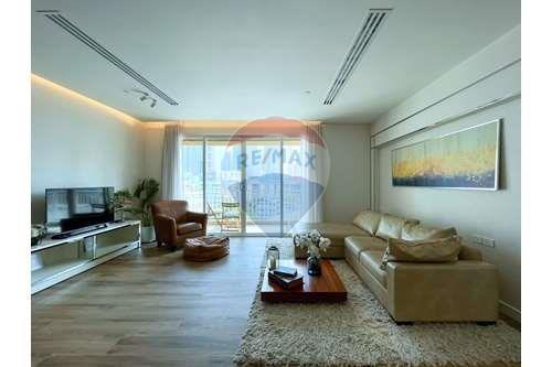 Modern fully furnished home close to Phrom Phong BTS.