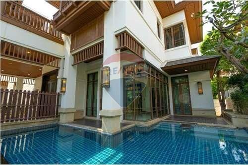 Single House with 5 Beds, Private swimming pool in secured compound