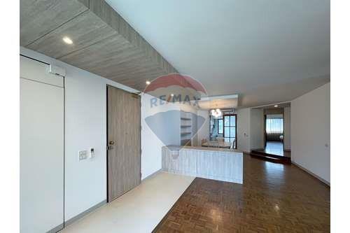 Newly renovated and new fully furnished home in Phrom Phong.