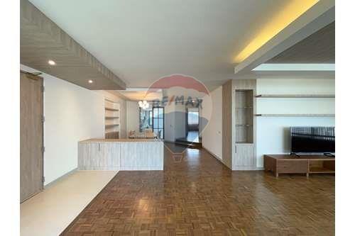 Newly renovated and new fully furnished home in Phrom Phong.