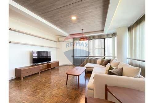 Newly renovated and new fully furnished home in Phrom Phong.