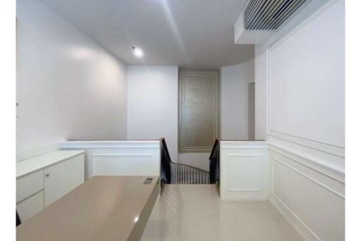 Duplex 2 bedrooms with balcony in Sathorn.