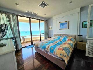 Spacious 3-bedroom Condo with panoramic seaview