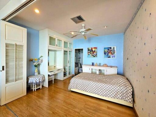 Spacious 3-bedroom Condo with panoramic seaview