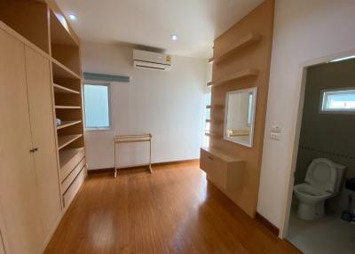 Townhouse for Rent at Modern Life Townhome @ Huai Khwang